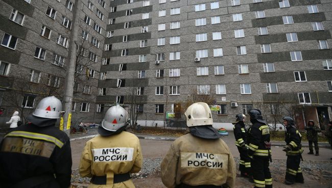 Сотрудники МЧС РФ на месте обрушения части жилого панельного дома по Удмуртской улице в Ижевске. 10 ноября 2017