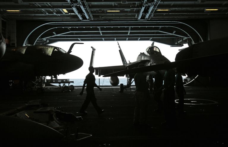 Авианосец США USS George H.W. Bush в Персидском заливе Авианосец США USS George H.W. Bush в Персидском заливе