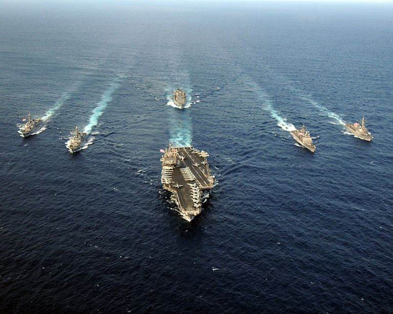 Американская ударная авианосная группа во главе с USS Enterprise (CVN 65) в Атлантическом океане