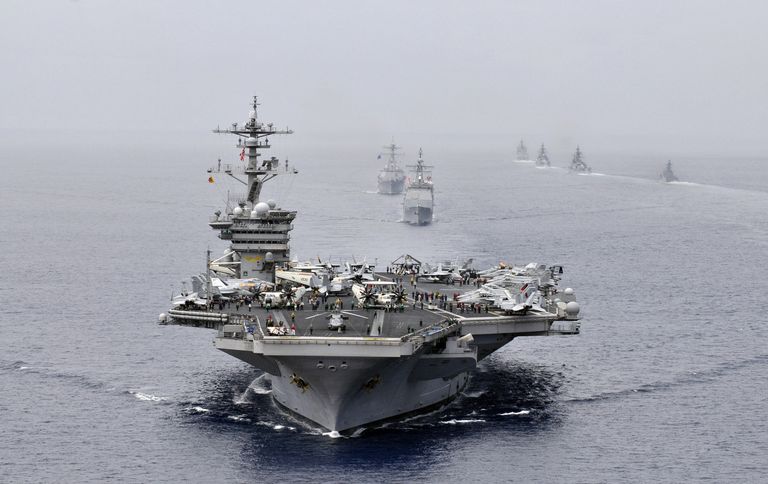 Американская ударная авианосная группа во главе с USS Bunker Hill (CG 52) на военно-морских учениях в Индийском океане Американская ударная авианосная группа во главе с USS Bunker Hill (CG 52) на военно-морских учениях в Индийском океане