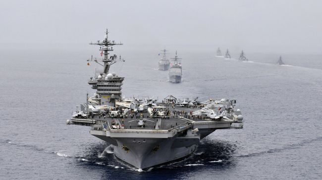 Американская ударная авианосная группа во главе с USS Bunker Hill (CG 52) на военно-морских учениях в Индийском океане Американская ударная авианосная группа во главе с USS Bunker Hill (CG 52) на военно-морских учениях в Индийском океане
