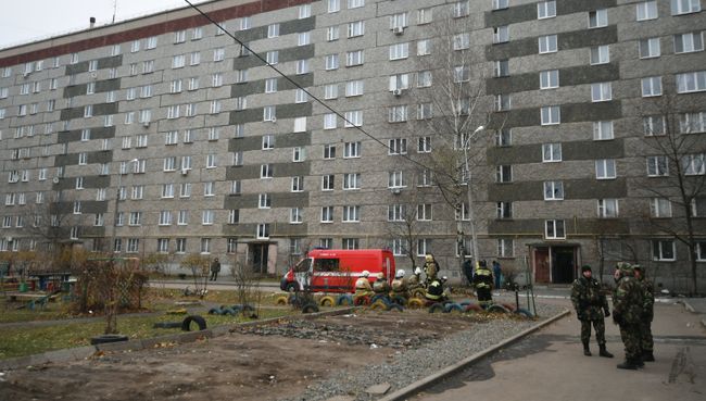 Сотрудники МЧС РФ на месте обрушения части жилого панельного дома по Удмуртской улице в Ижевске. 10 ноября 2017 Сотрудники МЧС РФ на месте обрушения части жилого панельного дома по Удмуртской улице в Ижевске. 10 ноября 2017