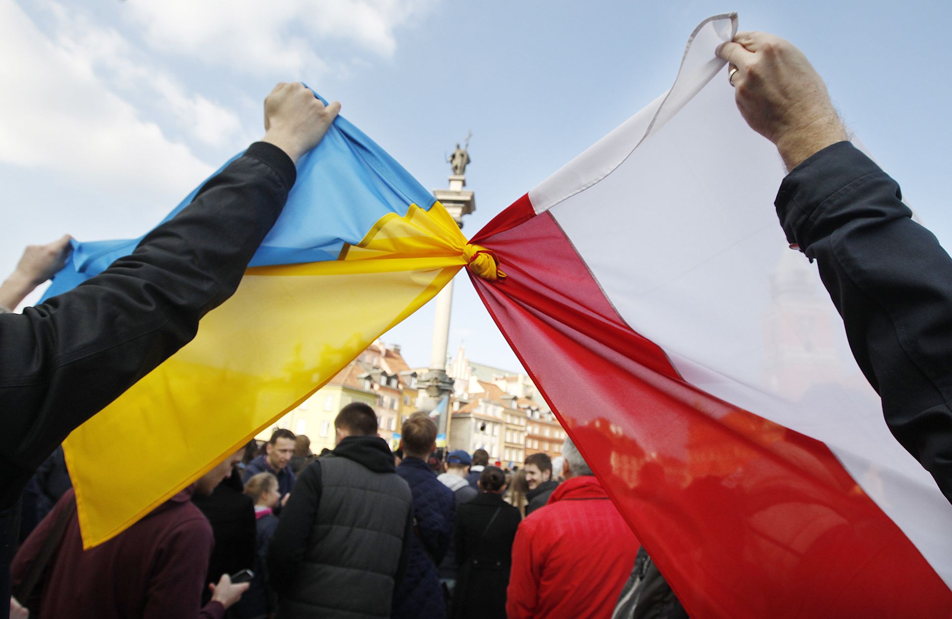 Люди держат связанные флаги Польши и Украины в Варшаве - РИА Новости, 1920, 10.10.2025