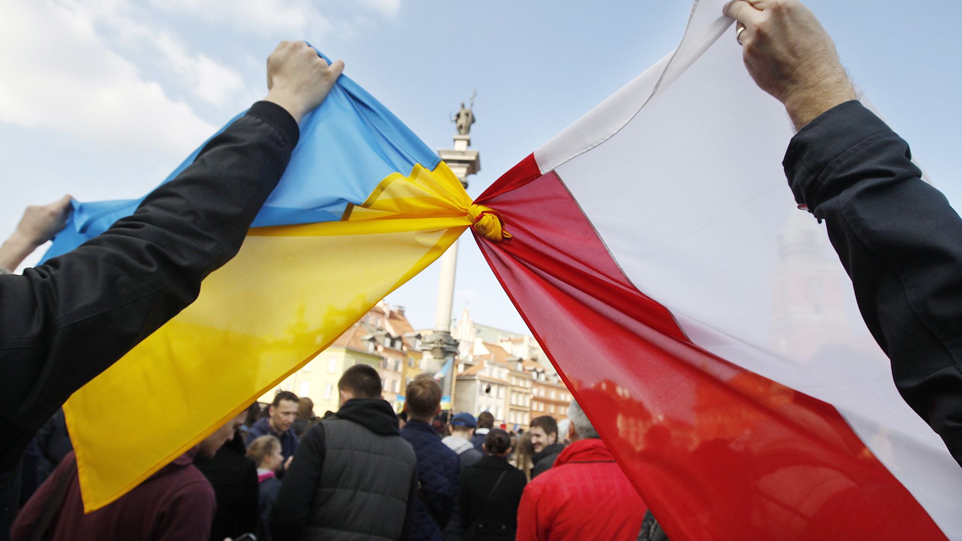 Люди держат связанные флаги Польши и Украины в Варшаве Люди держат связанные флаги Польши и Украины в Варшаве - РИА Новости, 1920, 14.10.2025