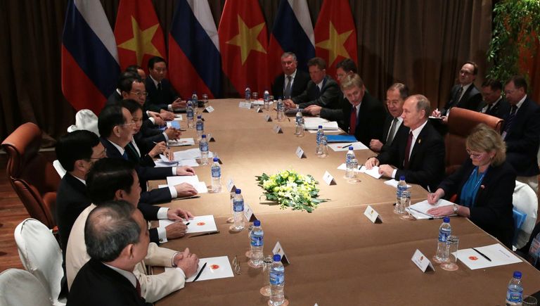 Президент РФ Владимир Путин во время встречи с президентом Вьетнама Чан Дай Куангом на саммите АТЭС. 10 ноября 2017 Президент РФ Владимир Путин во время встречи с президентом Вьетнама Чан Дай Куангом на саммите АТЭС. 10 ноября 2017