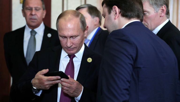 Президент РФ Владимир Путин на полях саммита стран Азиатско-Тихоокеанского экономического сотрудничества (АТЭС) во Вьетнаме. Слева - министр иностранных дел РФ Сергей Лавров. Справа налево - заместитель руководителя администрации президента РФ – пресс-секретарь президента РФ Дмитрий Песков, министр экономического развития РФ Максим Орешкин Президент РФ Владимир Путин на полях саммита стран Азиатско-Тихоокеанского экономического сотрудничества (АТЭС) во Вьетнаме. Слева - министр иностранных дел РФ Сергей Лавров. Справа налево - заместитель руководителя администрации президента РФ – пресс-секретарь президента РФ Дмитрий Песков, министр экономического развития РФ Максим Орешкин