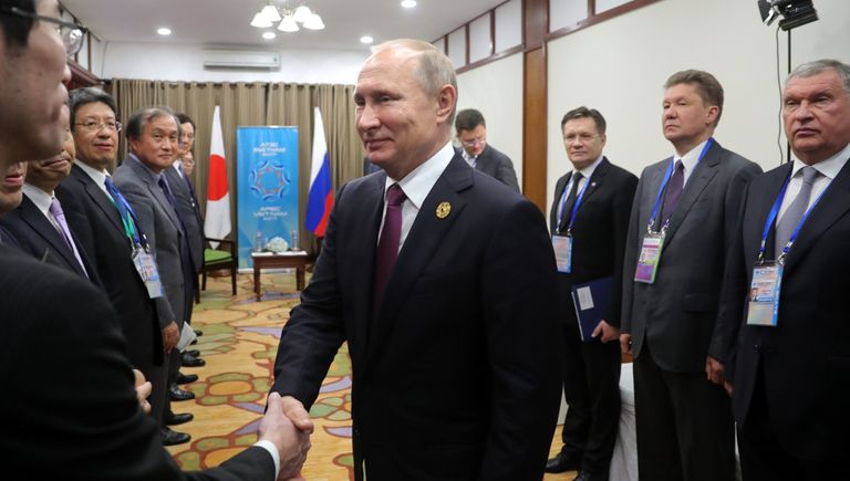 Президент РФ Владимир Путин перед началом встречи с премьер-министром Японии Синдзо Абэ на полях саммита стран Азиатско-Тихоокеанского экономического сотрудничества (АТЭС) во вьетнамском Дананге. Справа налево - главный исполнительный директор, председатель правления, заместитель председателя совета директоров ПАО НК Роснефть Игорь Сечин, председатель правления ПАО Газпром Алексей Миллер и генеральный директор государственной корпорации Росатом Алексей Лихачев Президент РФ Владимир Путин перед началом встречи с премьер-министром Японии Синдзо Абэ на полях саммита стран Азиатско-Тихоокеанского экономического сотрудничества (АТЭС) во вьетнамском Дананге. Справа налево - главный исполнительный директор, председатель правления, заместитель председателя совета директоров ПАО НК Роснефть Игорь Сечин, председатель правления ПАО Газпром Алексей Миллер и генеральный директор государственной корпорации Росатом Алексей Лихачев