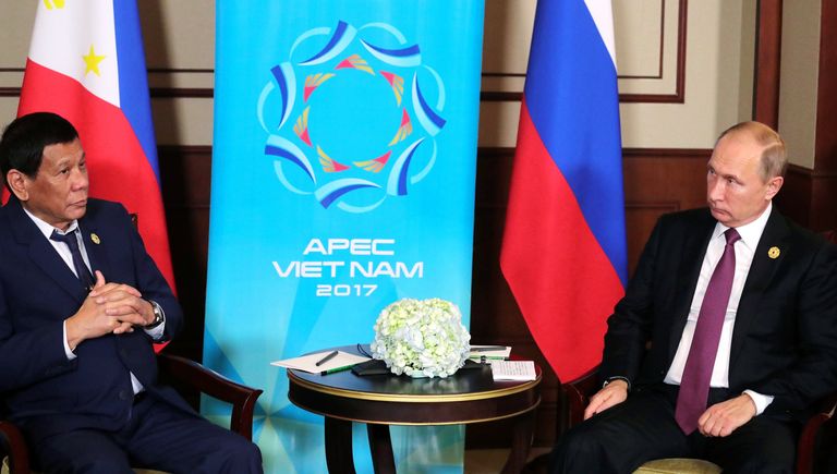 Президент РФ Владимир Путин и президент Республики Филиппины Родриго Дутерте (слева) во время беседы на полях саммита стран Азиатско-Тихоокеанского экономического сотрудничества (АТЭС) во вьетнамском Дананге Президент РФ Владимир Путин и президент Республики Филиппины Родриго Дутерте (слева) во время беседы на полях саммита стран Азиатско-Тихоокеанского экономического сотрудничества (АТЭС) во вьетнамском Дананге