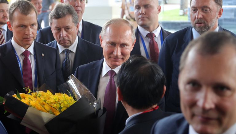 Президент РФ Владимир Путин на полях саммита стран Азиатско-Тихоокеанского экономического сотрудничества (АТЭС) во Вьетнаме. На втором плане справа - президент, член совета директоров РУСАЛ, председатель наблюдательного совета группы компаний Базовый Элемент Олег Дерипаска Президент РФ Владимир Путин на полях саммита стран Азиатско-Тихоокеанского экономического сотрудничества (АТЭС) во Вьетнаме. На втором плане справа - президент, член совета директоров РУСАЛ, председатель наблюдательного совета группы компаний Базовый Элемент Олег Дерипаска