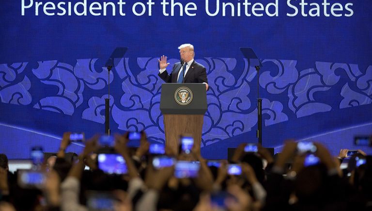 Президент США Дональд Трамп во время выступления на саммите АТЭС Президент США Дональд Трамп во время выступления на саммите АТЭС