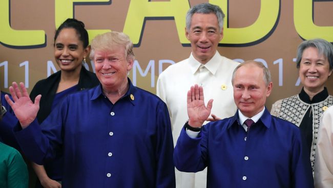 Президент РФ Владимир Путин и президента США Дональд Трамп принимают участие в традиционной церемонии совместного фотографирования на саммите АТЭС. 10 ноября 2017