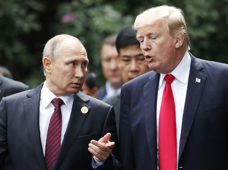 Президент России Владимир Путин и президент США Дональд Трамп на саммите АТЭС во Вьетнаме. 11 ноября 2017 Президент России Владимир Путин и президент США Дональд Трамп на саммите АТЭС во Вьетнаме. 11 ноября 2017