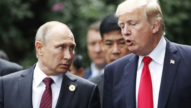 Президент России Владимир Путин и президент США Дональд Трамп на саммите АТЭС во Вьетнаме. Архивное фото