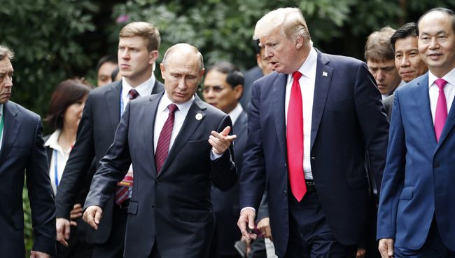 Президент России Владимир Путин и президент США Дональд Трамп на саммите АТЭС во Вьетнаме. 11 ноября 2017 Президент России Владимир Путин и президент США Дональд Трамп на саммите АТЭС во Вьетнаме. 11 ноября 2017