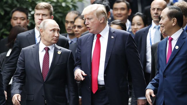 Президент России Владимир Путин и президент США Дональд Трамп на саммите АТЭС во Вьетнаме. 11 ноября 2017