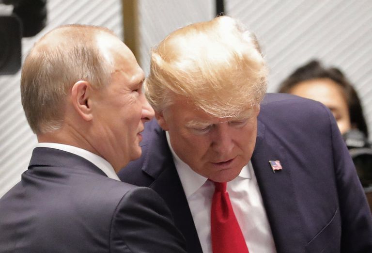 Президент РФ Владимир Путин и президент США Дональд Трамп перед рабочим заседанием лидеров экономик форума Азиатско-Тихоокеанского экономического сотрудничества. 11 ноября 2017 Президент РФ Владимир Путин и президент США Дональд Трамп перед рабочим заседанием лидеров экономик форума Азиатско-Тихоокеанского экономического сотрудничества. 11 ноября 2017
