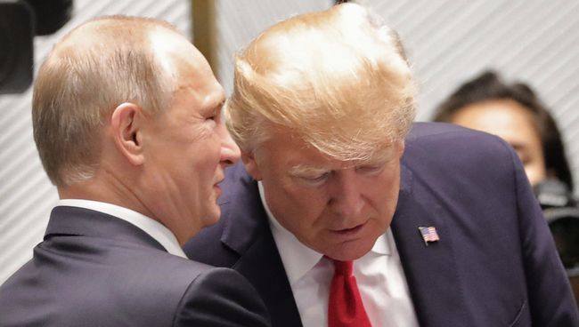 Президент РФ Владимир Путин и президент США Дональд Трамп перед рабочим заседанием лидеров экономик форума Азиатско-Тихоокеанского экономического сотрудничества. 11 ноября 2017 Президент РФ Владимир Путин и президент США Дональд Трамп перед рабочим заседанием лидеров экономик форума Азиатско-Тихоокеанского экономического сотрудничества. 11 ноября 2017