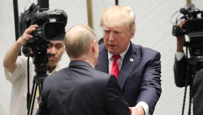 Президент США Дональд Трамп и президент РФ Владимир Путин перед рабочим заседанием лидеров экономик форума Азиатско-Тихоокеанского экономического сотрудничества. 11 ноября 2017