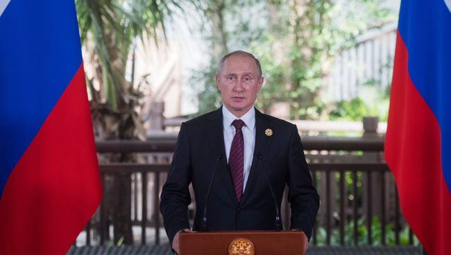 Президент РФ Владимир Путин во время пресс-подхода на форуме Азиатско-Тихоокеанского экономического сотрудничества. 11 ноября 2017 Президент РФ Владимир Путин во время пресс-подхода на форуме Азиатско-Тихоокеанского экономического сотрудничества. 11 ноября 2017