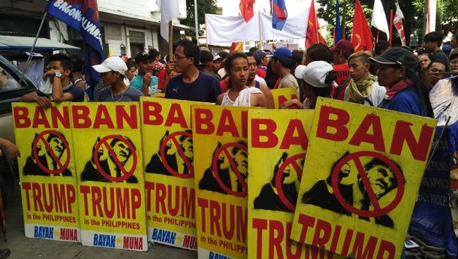 Участники акции протеста против визита президента США Дональда Трампа в Маниле, Филиппины. 12 ноября 2017 Участники акции протеста против визита президента США Дональда Трампа в Маниле, Филиппины. 12 ноября 2017