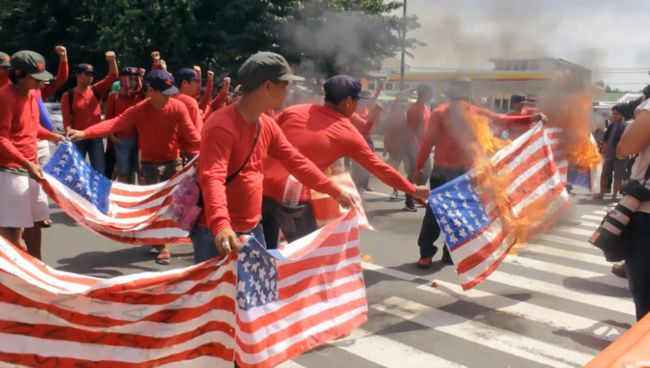 Протестующие в Маниле сожгли американские флаги на акции против Трампа Протестующие в Маниле сожгли американские флаги на акции против Трампа