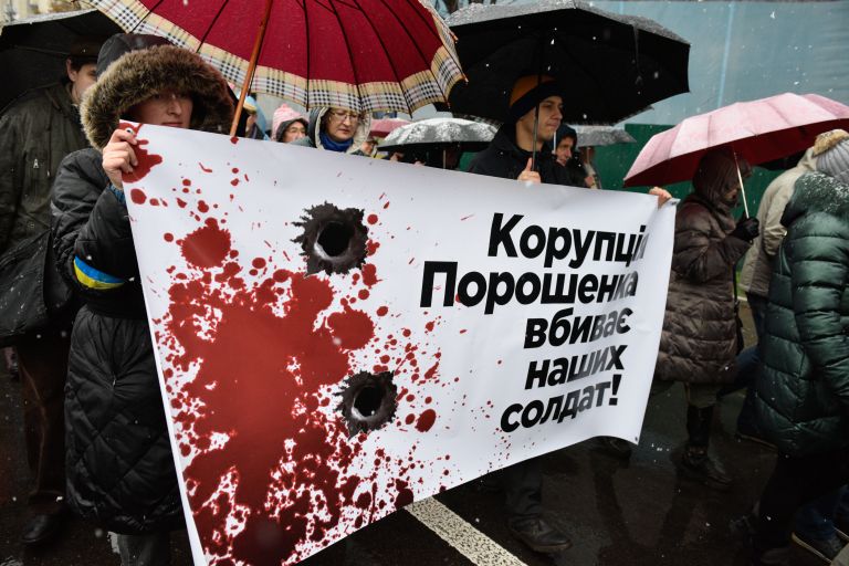 Участники марша сторонников экс-президента Грузии, экс-губернатора Одесской области Михаила Саакашвили в центре Киева. 12 ноября 2017