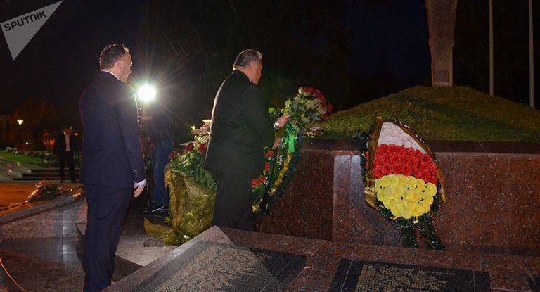 Президент Науру почтил память защитников Абхазии у мемориала в Сухуме. 12 ноября 2017 Президент Науру почтил память защитников Абхазии у мемориала в Сухуме. 12 ноября 2017