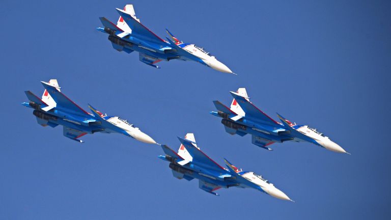 Выступление пилотажной группы ВКС России Русские витязи на истребителях Су-30СМ во время демонстрационного полета на Международной авиационно-космической выставке Dubai Airshow 2017 Выступление пилотажной группы ВКС России Русские витязи на истребителях Су-30СМ во время демонстрационного полета на Международной авиационно-космической выставке Dubai Airshow 2017