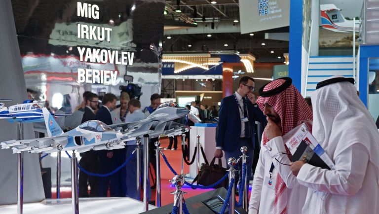 Посетители осматривают модели самолетов на стенде Российской Федерации на Международной авиационно-космической выставке Dubai Airshow 2017 Посетители осматривают модели самолетов на стенде Российской Федерации на Международной авиационно-космической выставке Dubai Airshow 2017