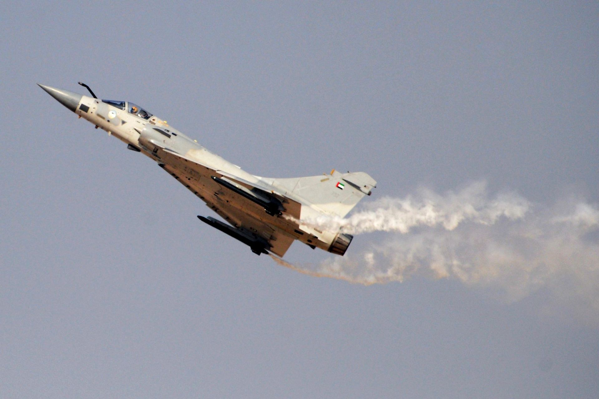 Французский многоцелевой истребитель четвёртого поколения Mirage 2000 во время демонстрационного полета на Международной авиационно-космической выставке Dubai Airshow 2017 Французский многоцелевой истребитель четвёртого поколения Mirage 2000 во время демонстрационного полета на Международной авиационно-космической выставке Dubai Airshow 2017 - РИА Новости, 1920, 16.10.2024