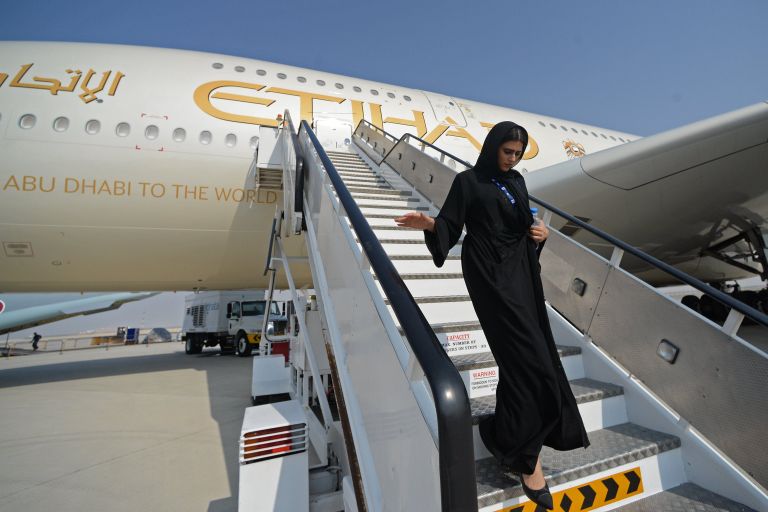 Женщина на Международной авиационно-космической выставке Dubai Airshow 2017 Женщина на Международной авиационно-космической выставке Dubai Airshow 2017