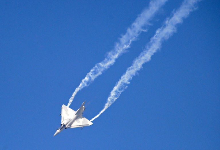 Французский многоцелевой истребитель четвёртого поколения Mirage 2000 во время демонстрационного полета на Международной авиационно-космической выставке Dubai Airshow 2017 Французский многоцелевой истребитель четвёртого поколения Mirage 2000 во время демонстрационного полета на Международной авиационно-космической выставке Dubai Airshow 2017