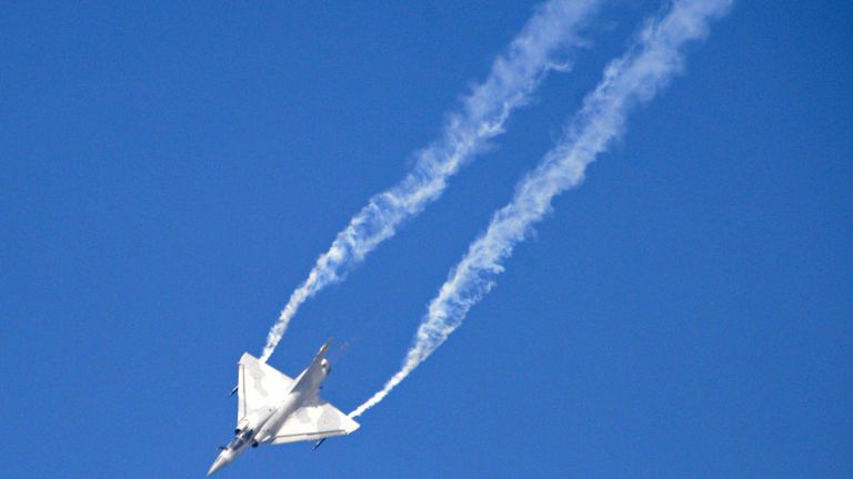Французский многоцелевой истребитель четвёртого поколения Mirage 2000 во время демонстрационного полета на Международной авиационно-космической выставке Dubai Airshow 2017 Французский многоцелевой истребитель четвёртого поколения Mirage 2000 во время демонстрационного полета на Международной авиационно-космической выставке Dubai Airshow 2017
