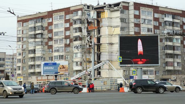 Щит с изображением свечи у жилого панельного дома по Удмуртской улице в Ижевске. 13 ноября 2017 Щит с изображением свечи у жилого панельного дома по Удмуртской улице в Ижевске. 13 ноября 2017