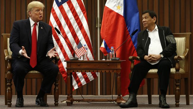 Дональд Трамп во время встречи с Родриго Дутерте. 13 ноября 2017