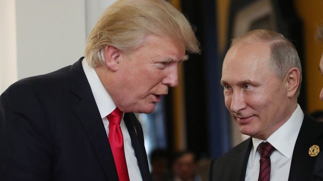 Президент РФ Владимир Путин и президент США Дональд Трамп в перерыве рабочего заседания на саммите АТЭС Президент РФ Владимир Путин и президент США Дональд Трамп в перерыве рабочего заседания на саммите АТЭС