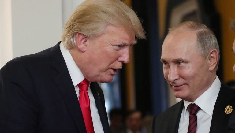 Президент РФ Владимир Путин и президент США Дональд Трамп в перерыве рабочего заседания на саммите АТЭС