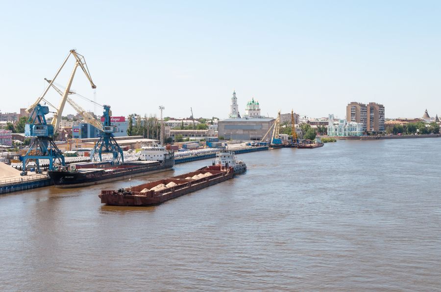 Морской порт в городе Астрахани Морской порт в городе Астрахани
