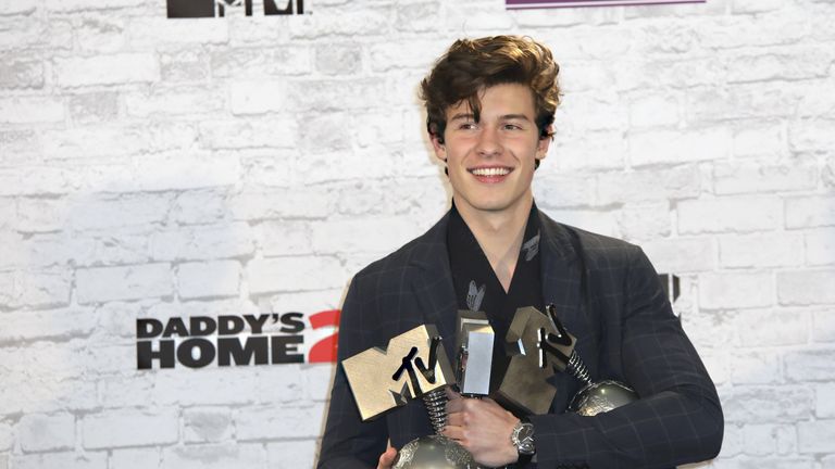 Певец Шон Мендес с наградами MTV Europe Music Awards