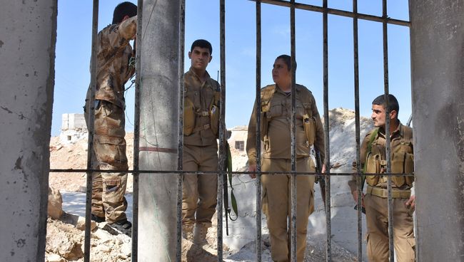 Бойцы отряда народной самообороны (YPG) в городе Африн недалеко от границы Сирии и Турции. Архивное фото