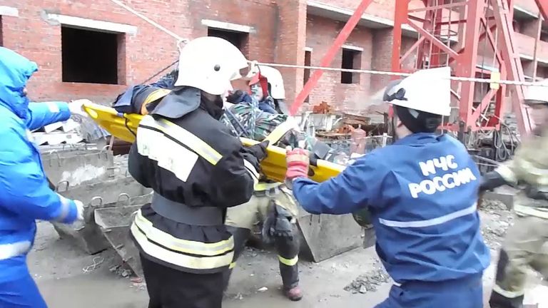 Спасатели эвакуировали раненых из дома в Саранске, где произошло обрушение Спасатели эвакуировали раненых из дома в Саранске, где произошло обрушение