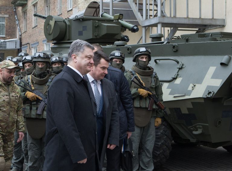 Президент Украины Петр Порошенко и глава Национального антикоррупционного бюро Украины Артем Сытник принимают участие в церемонии принесения присяги сотрудниками НАБУ в Киеве Президент Украины Петр Порошенко и глава Национального антикоррупционного бюро Украины Артем Сытник принимают участие в церемонии принесения присяги сотрудниками НАБУ в Киеве