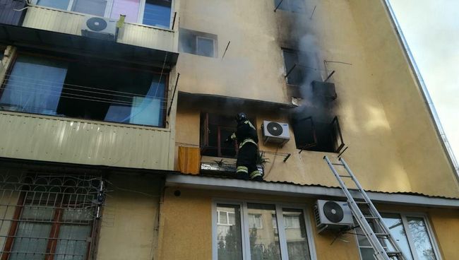Тушение пожара в общежитии в Центральном районе Сочи. 14 ноября 2017 Тушение пожара в общежитии в Центральном районе Сочи. 14 ноября 2017