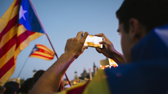 Участники митинга в Барселоне в поддержку референдума о независимости Каталонии. Архивное фото Участники митинга в Барселоне в поддержку референдума о независимости Каталонии. Архивное фото