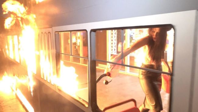 Активистка Femen подожгла игрушечный трамвайчик у магазина Roshen в Виннице Активистка Femen подожгла игрушечный трамвайчик у магазина Roshen в Виннице