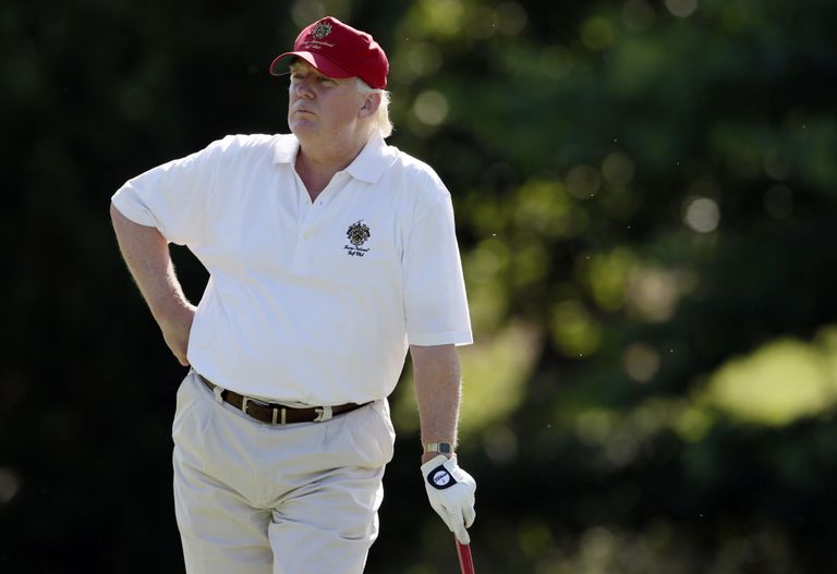 Дональд Трамп за игрой в гольф 
