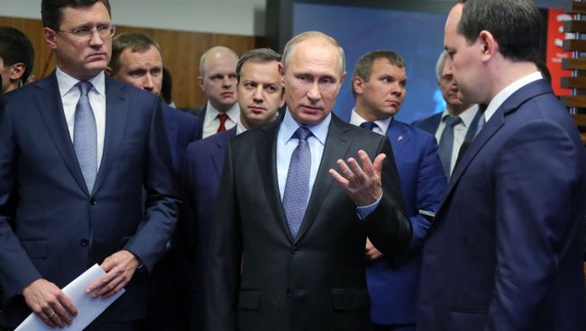 Президент РФ Владимир Путин во время посещения офиса компании ПАО Россети. 14 ноября 2017 Президент РФ Владимир Путин во время посещения офиса компании ПАО Россети. 14 ноября 2017
