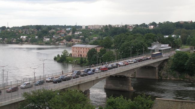 Пограничный мост на реке Нарва между Нарвой и Ивангородом Пограничный мост на реке Нарва между Нарвой и Ивангородом