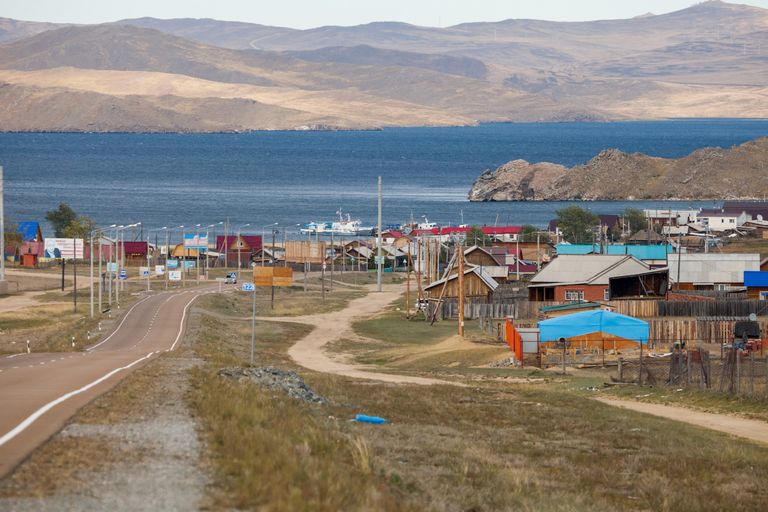 Поселок Сахюрта на Малом море, где находится переправа на остров Ольхон Поселок Сахюрта на Малом море, где находится переправа на остров Ольхон