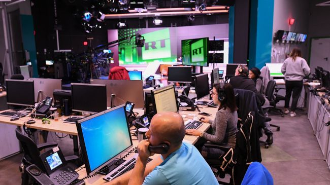 Сотрудники в офисе телеканала RT в Москве